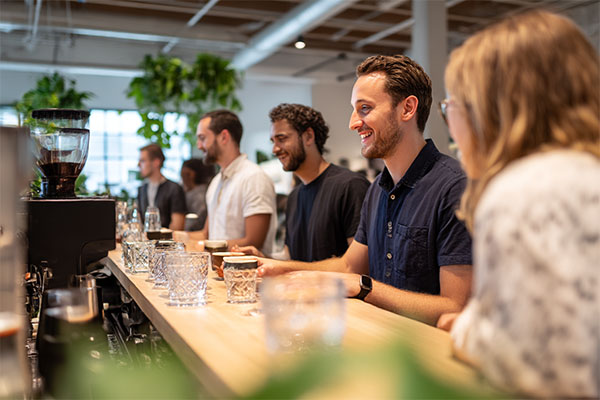 Team beim Kaffee im Büro